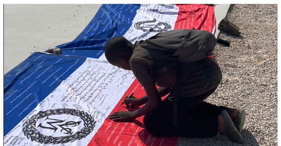 2025 Kunstproject Armazoen_Angola, ondertekening van de vlag